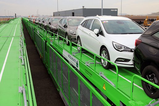 Hödlmayr train transporting cars 