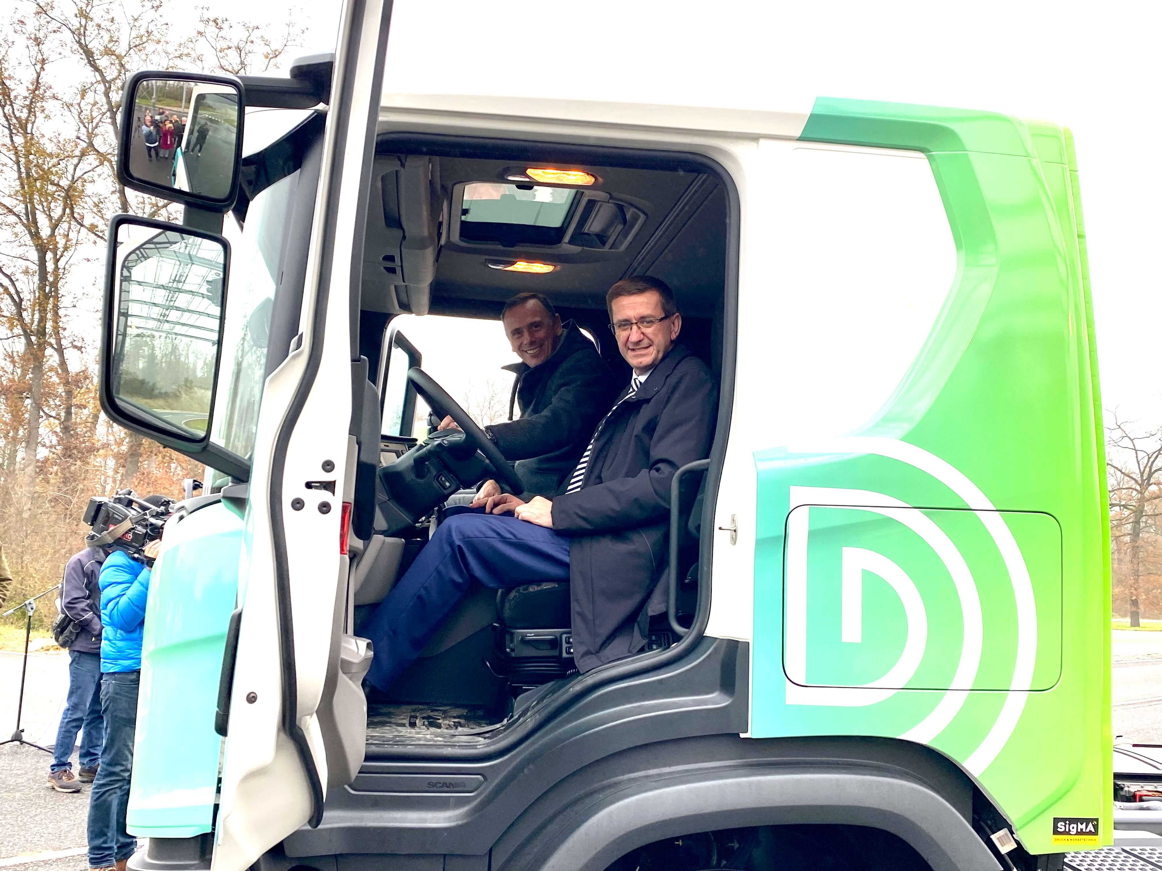 Two people in the Hödlmayr research truck