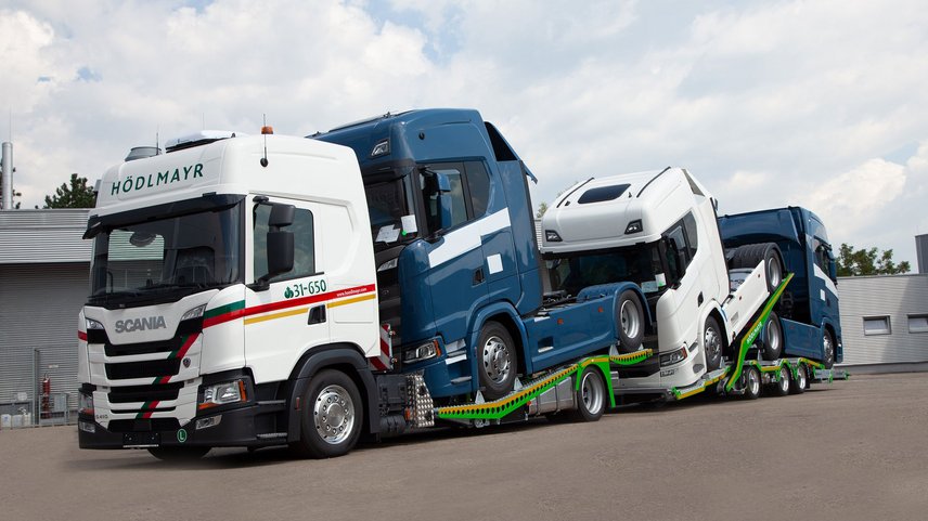 Hödlmayr truck used for special transport of heavy vehicles