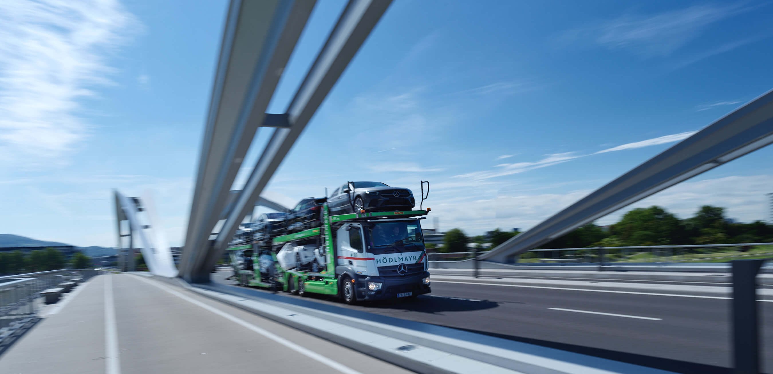 Photo of a Hödlmayr truck passing a bridge