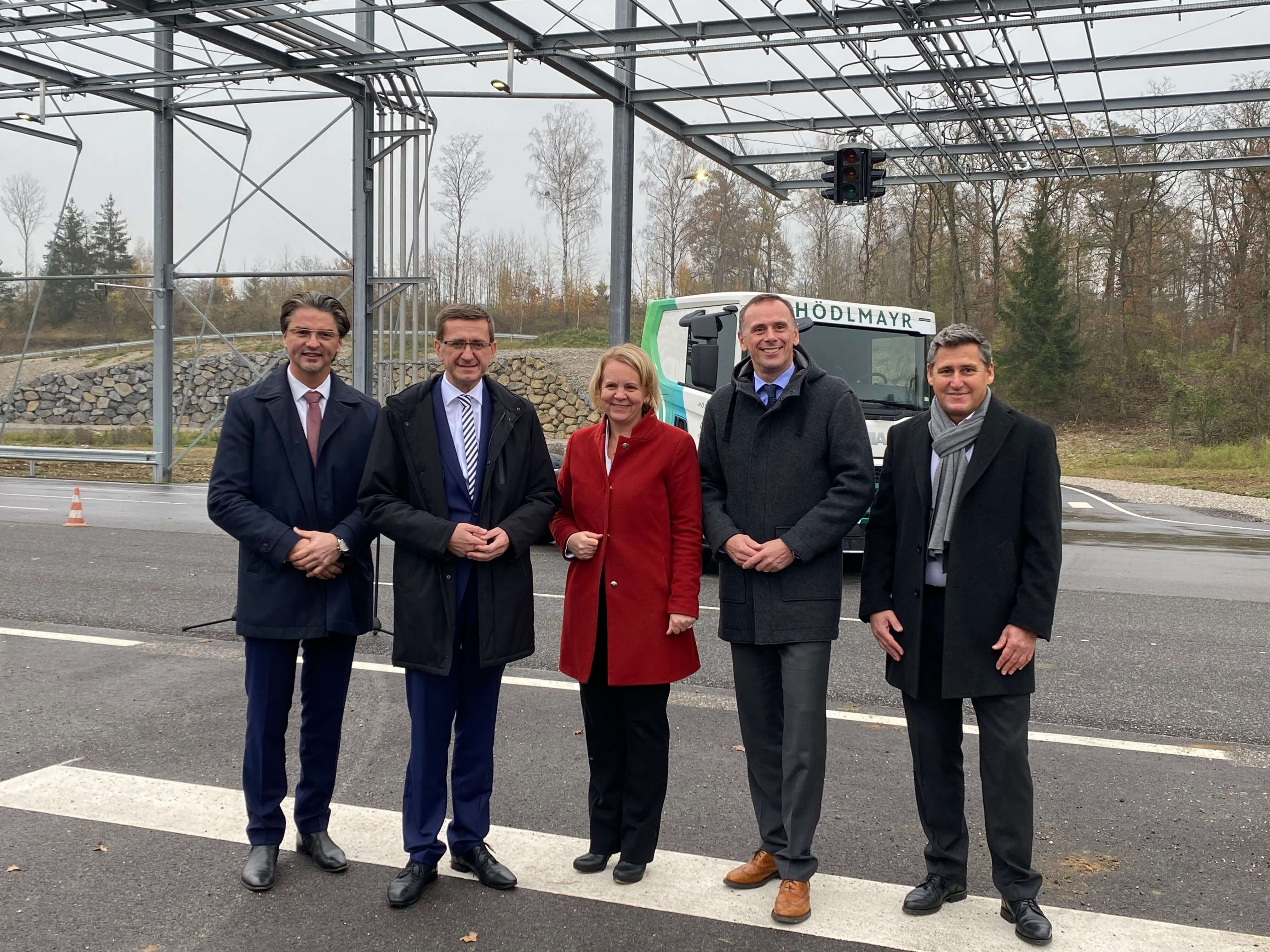 Group of people in front of the Hödlmayr research truck