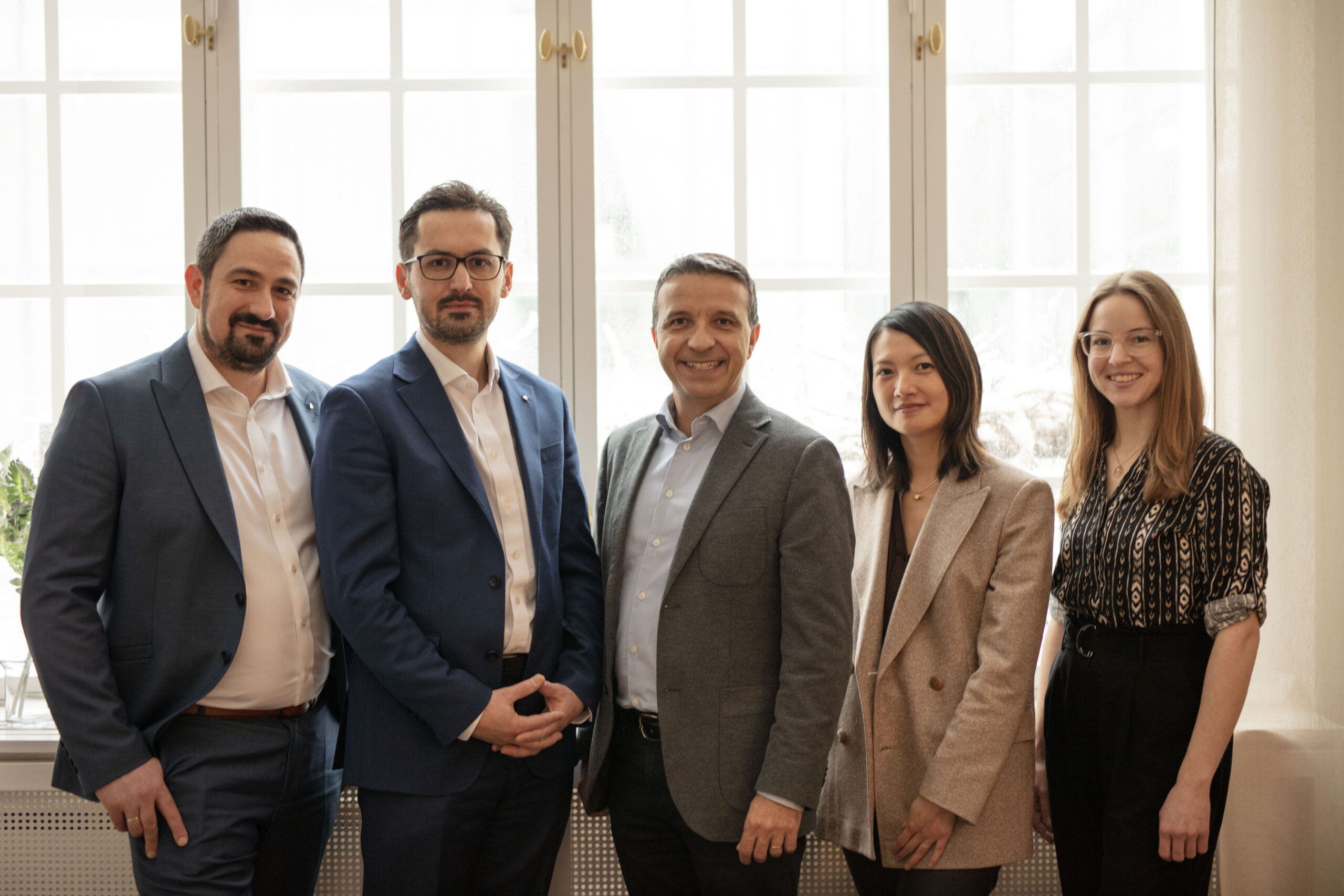 Group photo of Hödlmayr employees with representatives from Elain and Scania