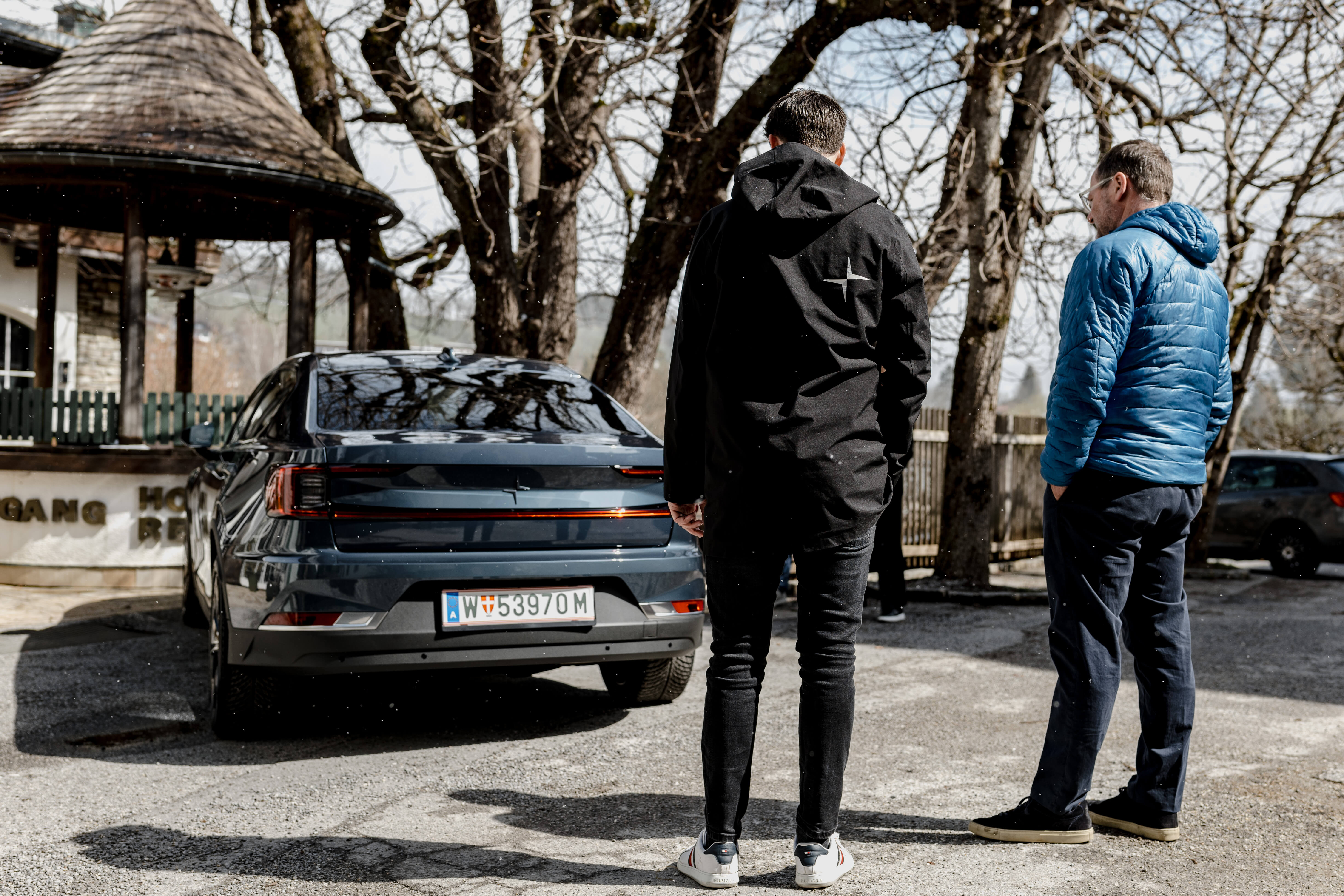 Hödlmayr employee and client at handerover of Hödlmayr Home Delivery