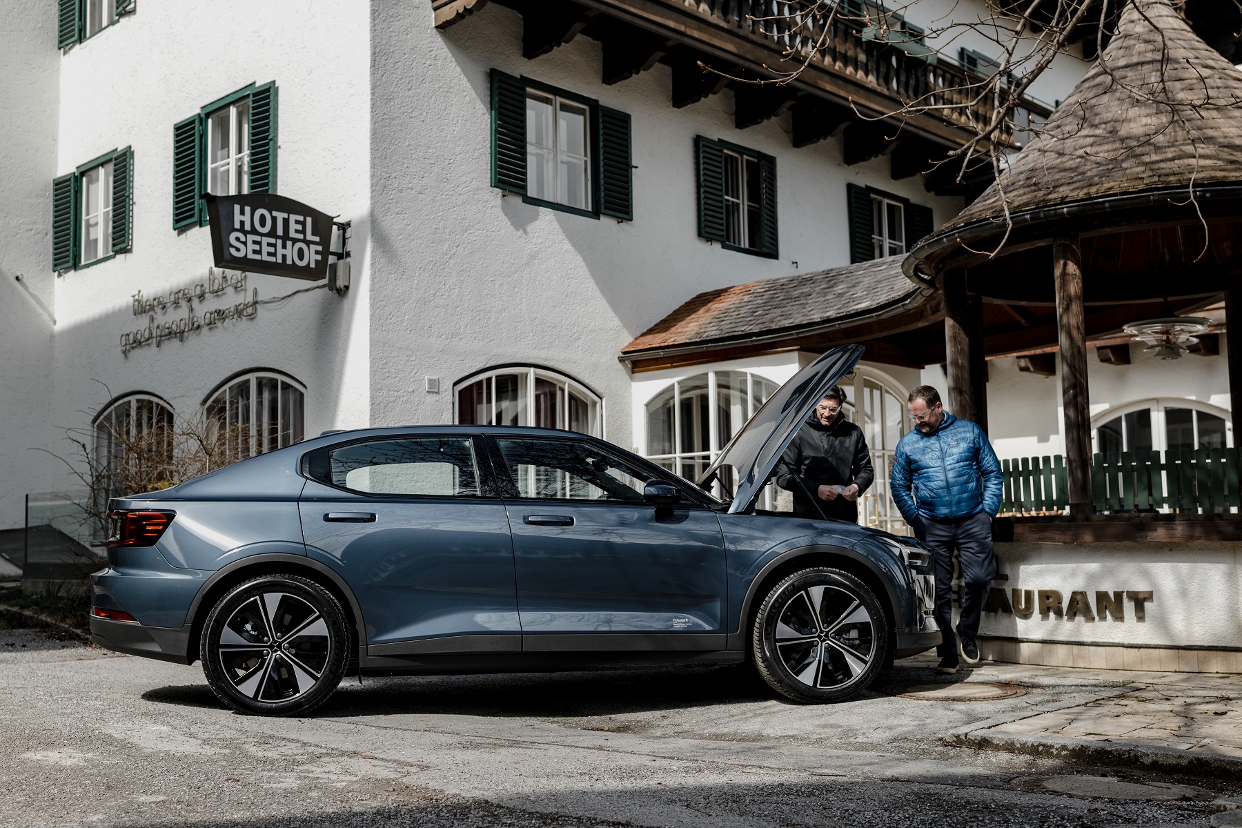 Hödlmayr employee and client at vehicle inspection at Hödlmayr home delivery