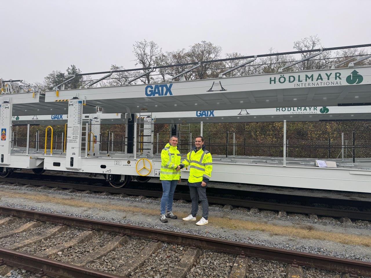 Alexander Kolar with a GATX employee in front of a GAXT Hödlmayr rail wagon