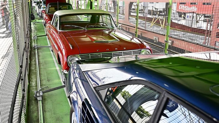 Hödlmayr rail cargo loaded with old timer cars