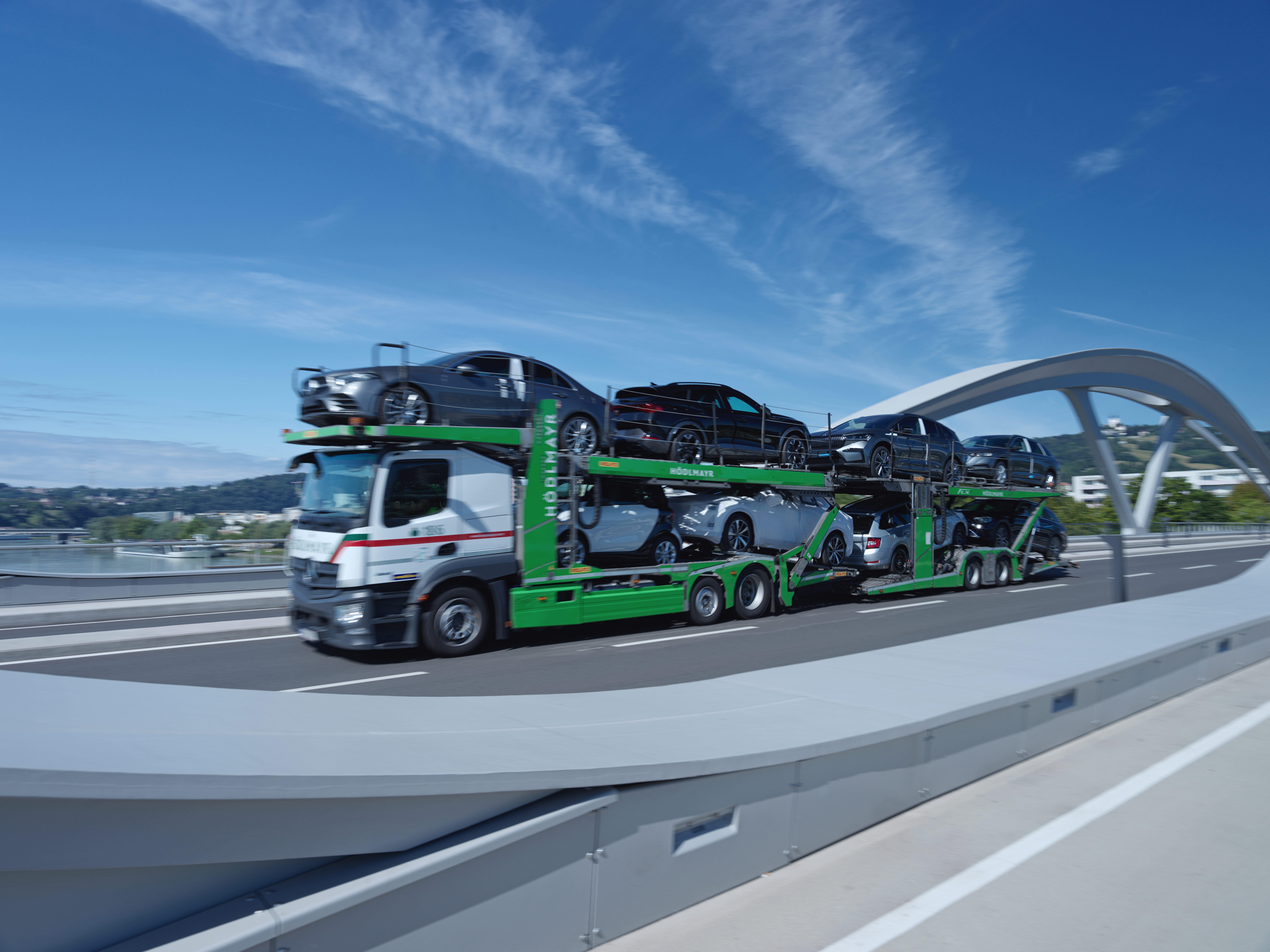 Hödlmayr truck passing the Eisenbahnbrücke in Linz